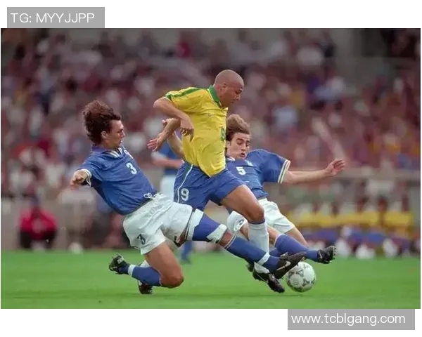 球星视角下的足球世界精彩点评与独到见解全面解析