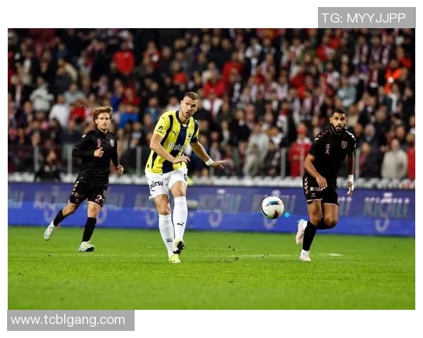 足球场上两位球星同场竞技谁能笑到最后争夺最佳球员之荣